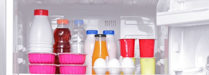 alimenti disposti nel frigorifero