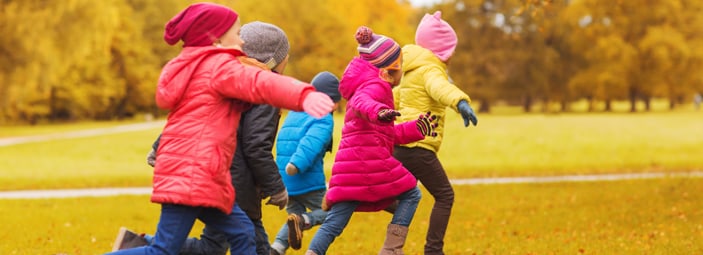 alcuni bambini che fatto attività fisica e corrono nel parco
