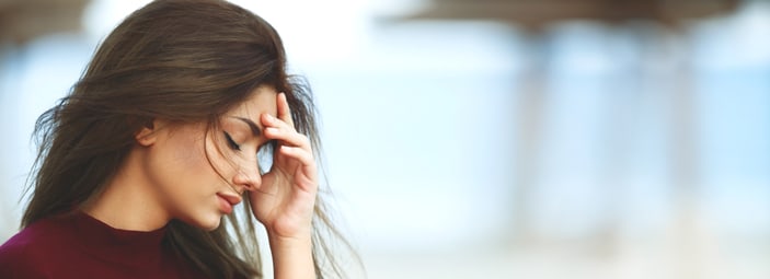 ragazza che esprime insofferenza