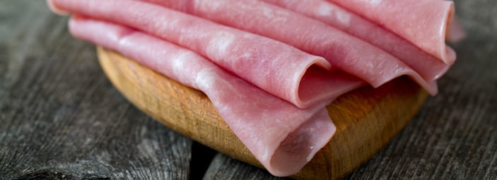 dettaglio di una fetta di prosciutto