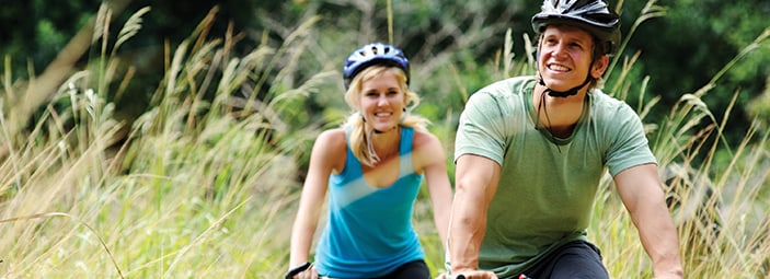 donna e uomo che praticano sport con la bici