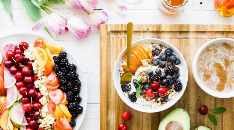 una ricca colazione a base di latte, yogurt e frutta